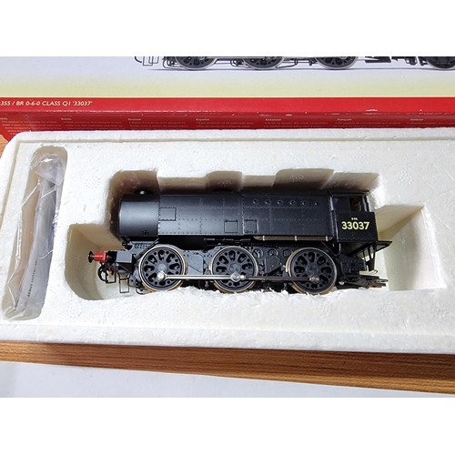 123 - A boxed Hornby R2355BR early crest 0-6-0 class Q1 locomotive and tender 33037 in very clean conditio... 