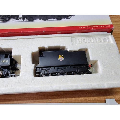 123 - A boxed Hornby R2355BR early crest 0-6-0 class Q1 locomotive and tender 33037 in very clean conditio... 