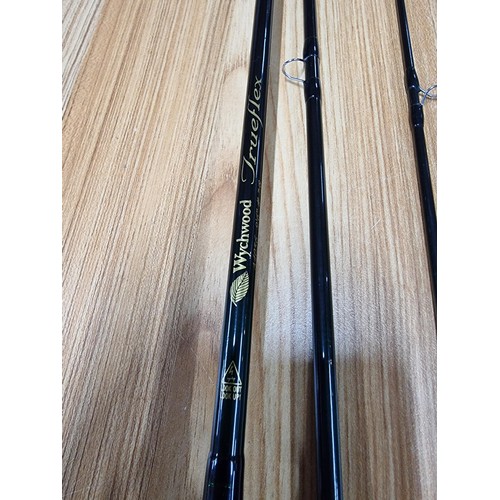 154 - Wychwood trueflex 3 piece fly rod in very clean condition, hardly any use. Complete with sleeve and ... 