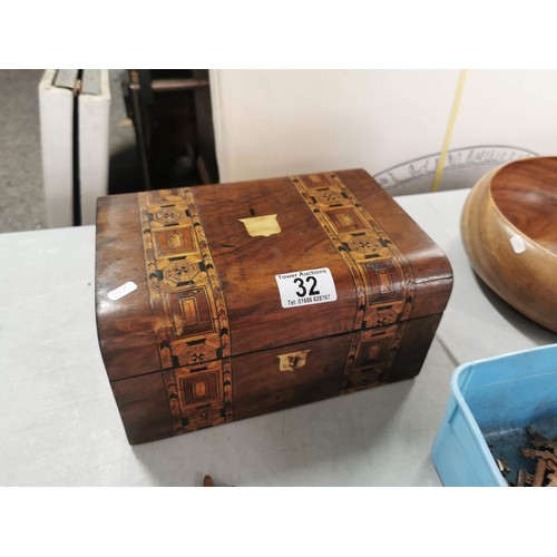 32 - Quantity of collectables inc a inlaid vintage small chest, wooden fruit bowl and a quantity of vinta... 