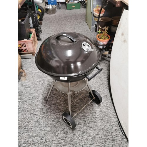 44 - Portable globe shaped BBQ on wheels with lid in hardly used condition