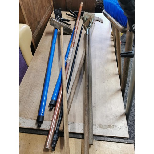 77 - Large quantity of garden tools inc brushes, patio scrubbers, hoes, extendable lopper, along with 2x ... 