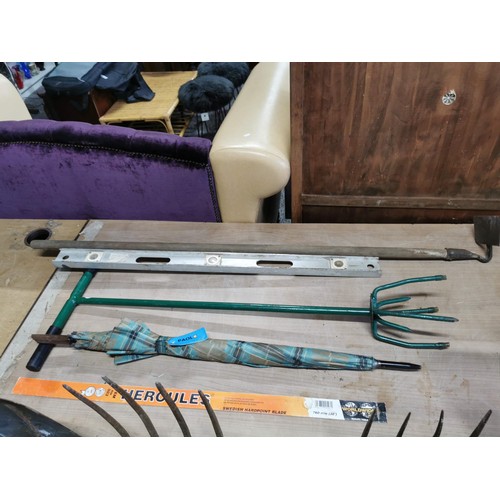 86 - Quantity of garden tools inc spades, forks, weeder, spirit level, umbrella etc