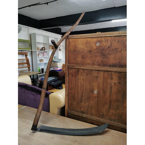 98 - Vintage good quality cast iron bladed scythe by Snath Co. in good order, showing good patina