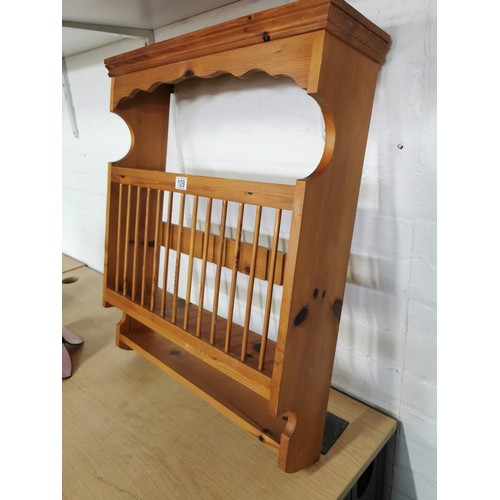 109 - Good quality pine plate rack with 14 divisions, shelf to top and bottom, 81.5cm high, 67.5cm wide 16... 