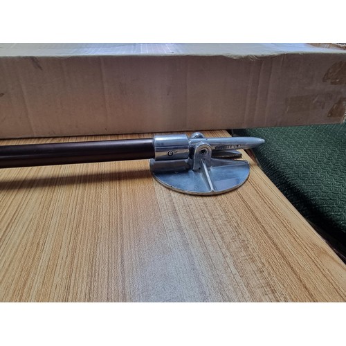 181 - 2x boxed good quality shooting sticks to include a featherwate shooting stick, both are in excellent... 