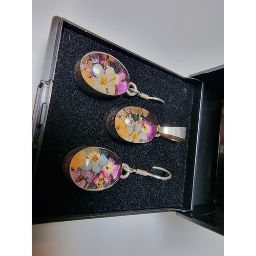 289 - 925 silver jewellery set, pendant and matching earrings all inset with real dried flowers in resin. ... 