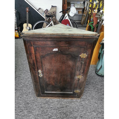 430 - Victorian oak corner unit with brass hinges and brass key hole, opens to reveal 3 shelves in need of... 