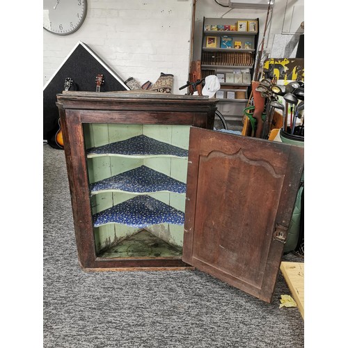 430 - Victorian oak corner unit with brass hinges and brass key hole, opens to reveal 3 shelves in need of... 