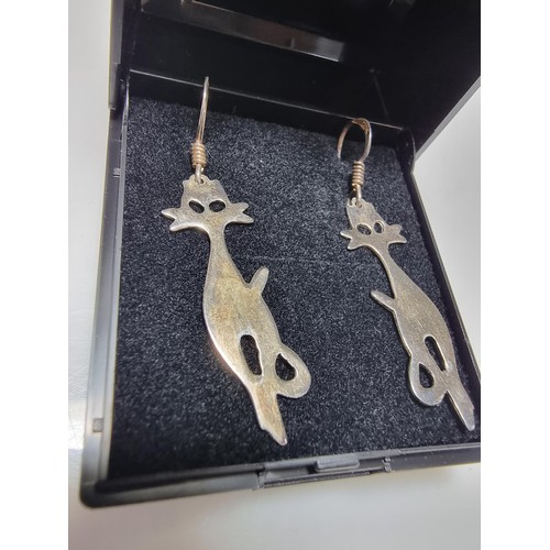 259 - A pair of 925 silver cat formed drop earrings in clean condition. Length of drop is 4cm, boxed.