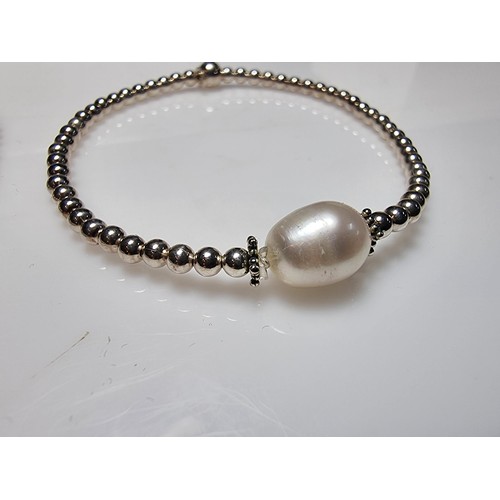 262 - 2x 925 silver bracelets, 1 inset with a large pearl, both marked 925 in clean condition boxed.