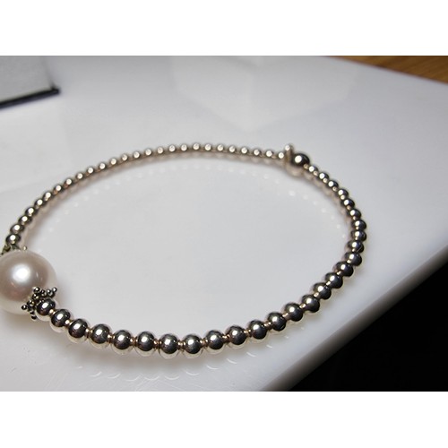 262 - 2x 925 silver bracelets, 1 inset with a large pearl, both marked 925 in clean condition boxed.