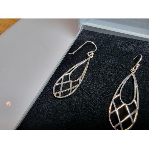 279 - A pair of 925 silver pierced drop earrings in clean condition, boxed. Length of drop is 3.5cm.