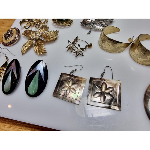 293 - A box full of good quality costume jewellery to include a large suite of various brooches, various e... 