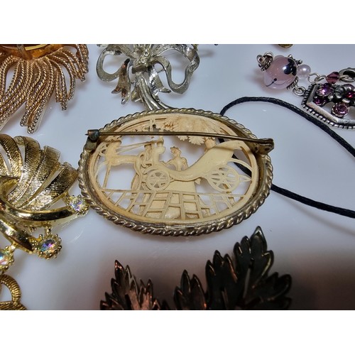 293 - A box full of good quality costume jewellery to include a large suite of various brooches, various e... 