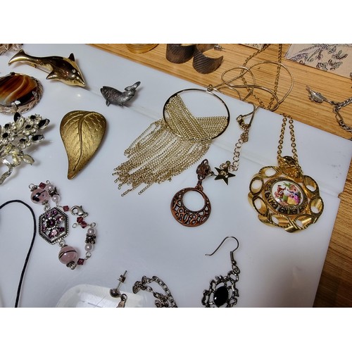 293 - A box full of good quality costume jewellery to include a large suite of various brooches, various e... 