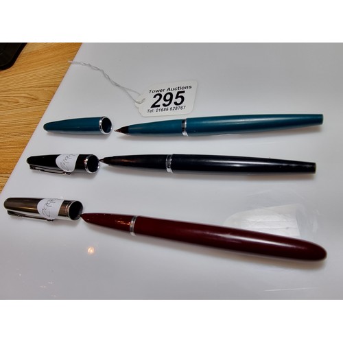 295 - 3x vintage Parker fountain pens, to include a Parker 51 fountain pen, all in good order just require... 