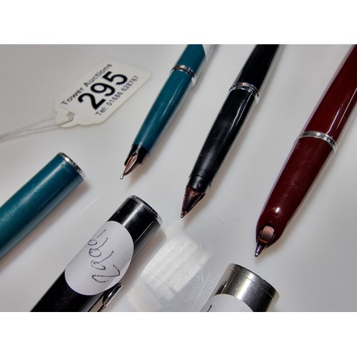 295 - 3x vintage Parker fountain pens, to include a Parker 51 fountain pen, all in good order just require... 