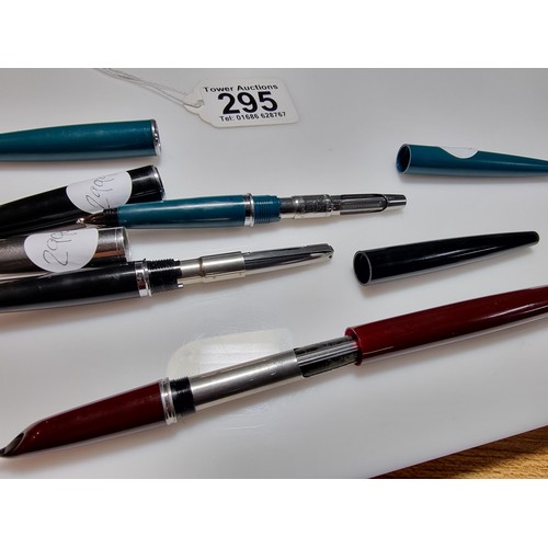 295 - 3x vintage Parker fountain pens, to include a Parker 51 fountain pen, all in good order just require... 