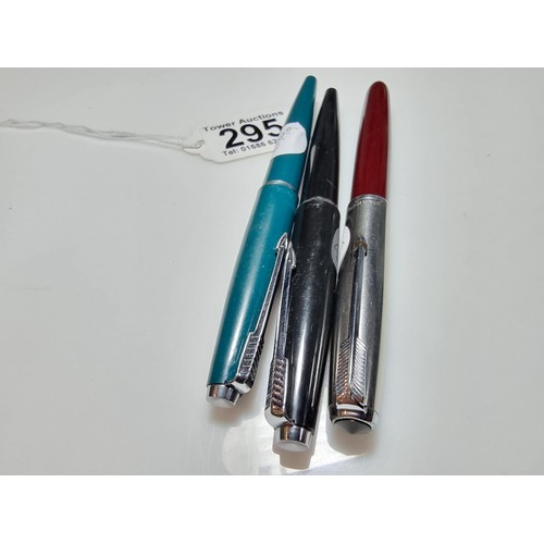 295 - 3x vintage Parker fountain pens, to include a Parker 51 fountain pen, all in good order just require... 