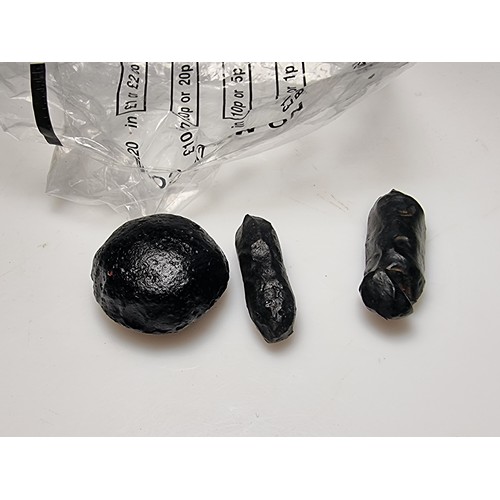 300A - 3x pieces of raw natural volcanic glass pieces (obsidian) largest piece has a width of 3.2cm length ... 