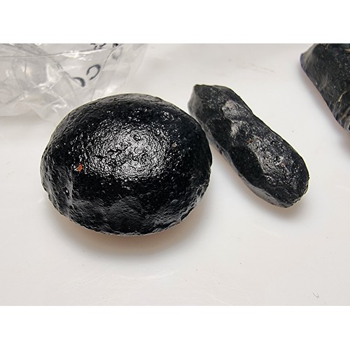 300A - 3x pieces of raw natural volcanic glass pieces (obsidian) largest piece has a width of 3.2cm length ... 