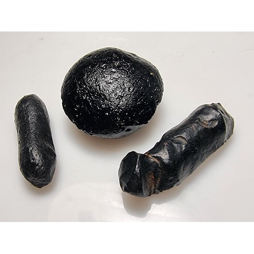 300A - 3x pieces of raw natural volcanic glass pieces (obsidian) largest piece has a width of 3.2cm length ... 