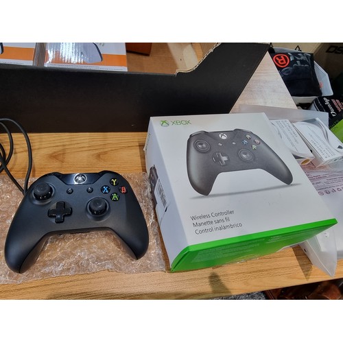 206 - A box of collectable odds to include 2x Xbox 1 controllers (1 boxed) both in excellent condition, a ... 