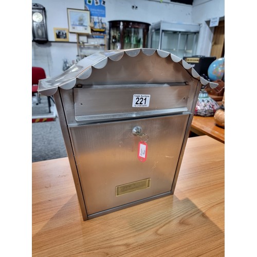 221 - A good quality lockable metal post box with key, in good order. Height of 37cm, width 36cm, depth 13... 