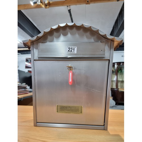 221 - A good quality lockable metal post box with key, in good order. Height of 37cm, width 36cm, depth 13... 