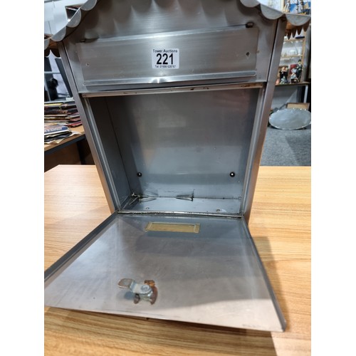 221 - A good quality lockable metal post box with key, in good order. Height of 37cm, width 36cm, depth 13... 