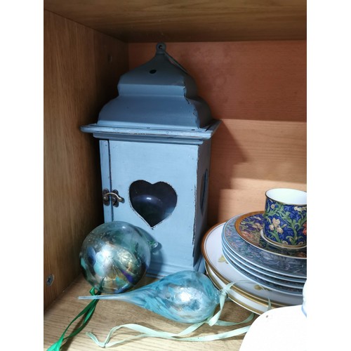 334 - Shelf of collectables inc a Beswick leaf formed serving bowl with stamp to the base, William Morris ... 
