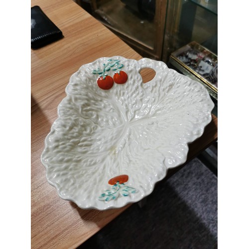 334 - Shelf of collectables inc a Beswick leaf formed serving bowl with stamp to the base, William Morris ... 