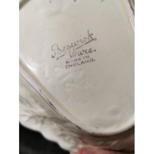 334 - Shelf of collectables inc a Beswick leaf formed serving bowl with stamp to the base, William Morris ... 