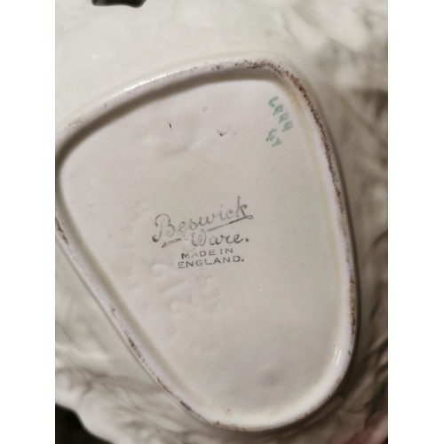 334 - Shelf of collectables inc a Beswick leaf formed serving bowl with stamp to the base, William Morris ... 