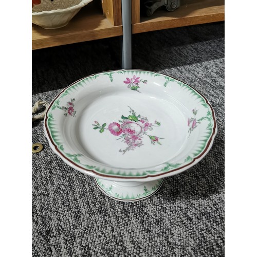 334 - Shelf of collectables inc a Beswick leaf formed serving bowl with stamp to the base, William Morris ... 