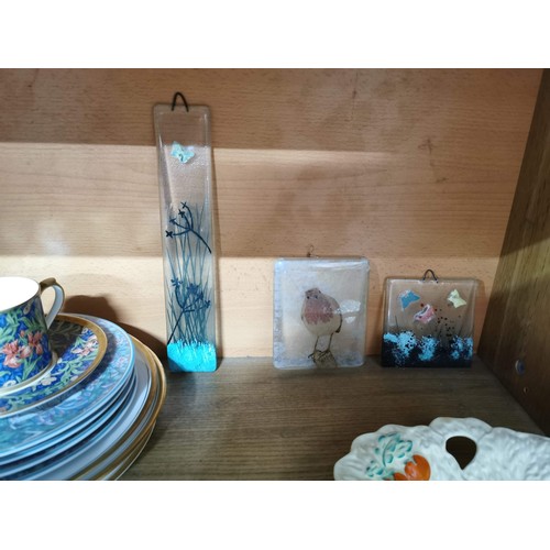 334 - Shelf of collectables inc a Beswick leaf formed serving bowl with stamp to the base, William Morris ... 