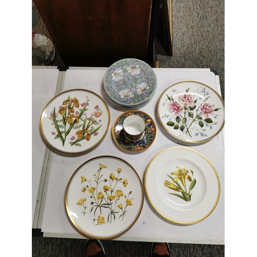 334 - Shelf of collectables inc a Beswick leaf formed serving bowl with stamp to the base, William Morris ... 