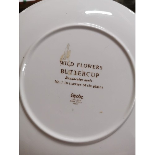 334 - Shelf of collectables inc a Beswick leaf formed serving bowl with stamp to the base, William Morris ... 