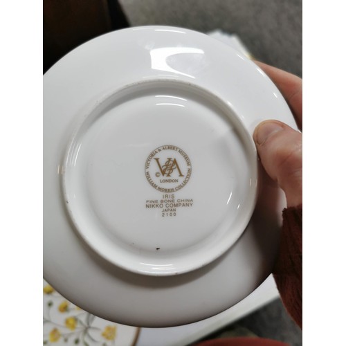 334 - Shelf of collectables inc a Beswick leaf formed serving bowl with stamp to the base, William Morris ... 