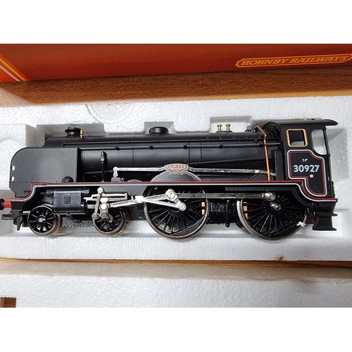 204 - A vintage boxed Hornby R084 BR 4-4-0 Schools class locomotive and tender 