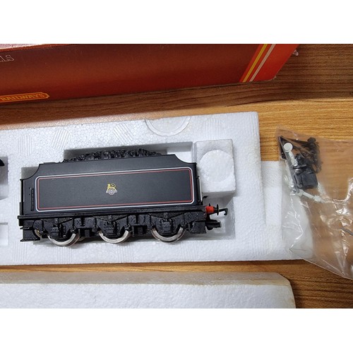 204 - A vintage boxed Hornby R084 BR 4-4-0 Schools class locomotive and tender 