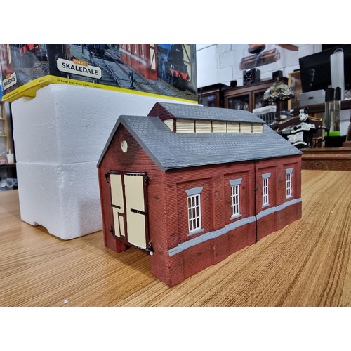 212 - A brand new in box Hornby R8536 skale dale resin model of an engine shed, never had any use.