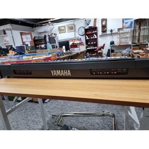 215 - A good quality 1987 Yamaha DSR-1000 keyboard digital with many effects, in full working order, compl... 