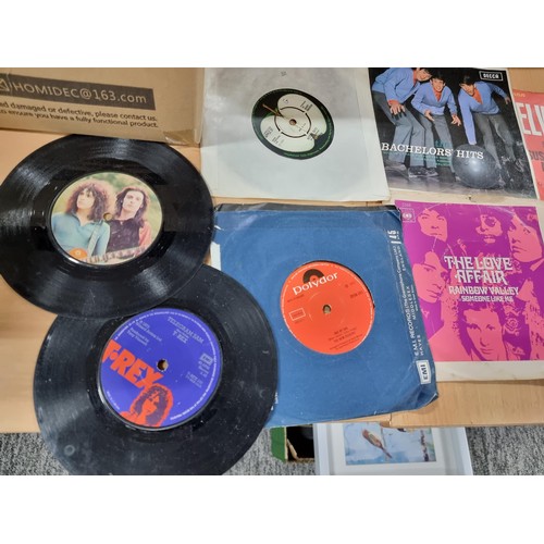 216 - A large quantity of various 45 rpm single records, to include some good bands and artists, the Beatl... 