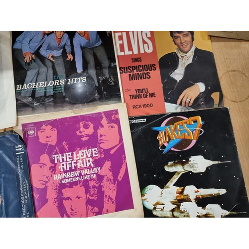 216 - A large quantity of various 45 rpm single records, to include some good bands and artists, the Beatl... 