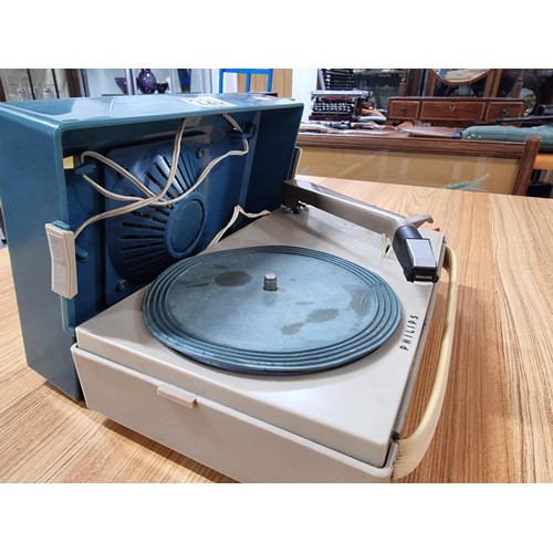 220 - A vintage retro tech Philip's battery operated portable record player with a built in speaker to the... 