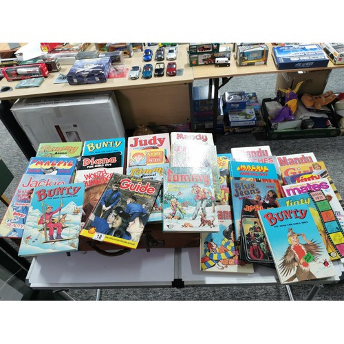 18 - Vintage suitcase containing a large quantity of annuals from the 1970's - 1980's inc Tammy, Judy, Ma... 