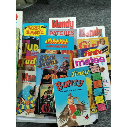 18 - Vintage suitcase containing a large quantity of annuals from the 1970's - 1980's inc Tammy, Judy, Ma... 