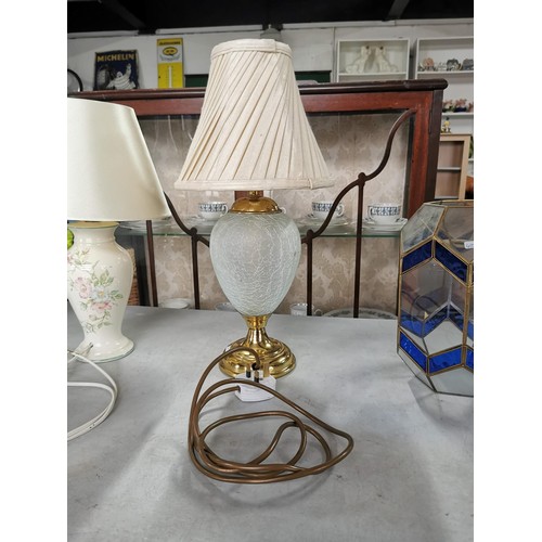 23 - 2x modern ceramic table lamps along with a vintage brass oil lamp and a blue and clear glass shade